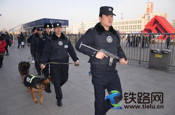 �Dһ�����^�F·����̎���^��܇վ�ɳ�����ð�������y����Ȯ�ڑ�(zh��n)ǰ�V�����bѲ߉����ط���������܇վ�h(hu��n)�����_��<a href=http://ehuashu.com/chunyun/ target=_blank class=infotextkey>���\</a>�ÿͰ�ȫ���У��zӰ�����l(w��i)�꣩.JPG