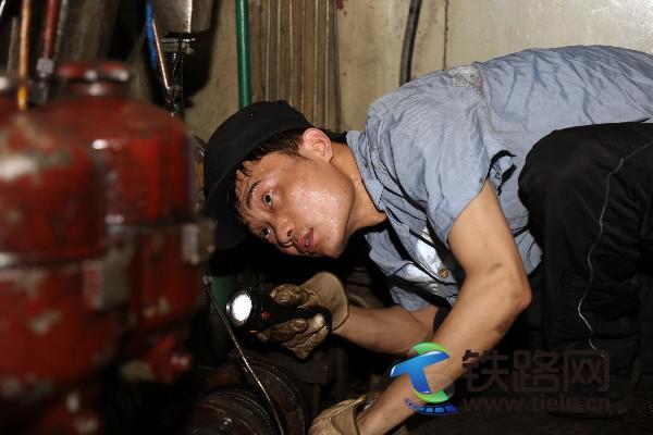 1. ÿ�������w��Ҫ��һ����܇�鿴�C܇��B(t��i)�����մ��ޙC܇�ĵ�һ���Y���������Ͻo��M�������΄�(w��)���Ü�(zh��n)����7��18����DF8B-5243�C܇�����ޣ��w�����ڲ鿴�C܇ݔ�͹�·��.JPG