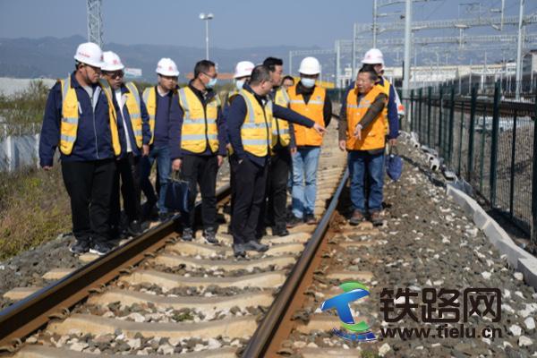 云南省昆明鐵路局副局長(zhǎng)蒞臨 中鐵三局彌蒙項(xiàng)目督導(dǎo)施