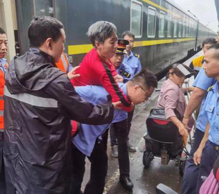 列車臨停 站車聯(lián)手轉運633名旅客