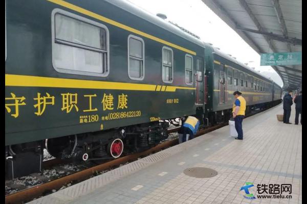 移動醫(yī)療列車開進偏遠山區(qū)送健康