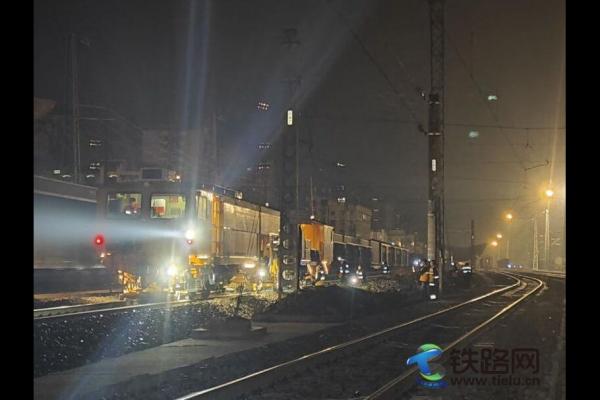 晝夜集中修施工 備戰(zhàn)春運安全