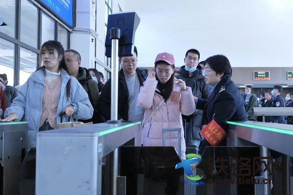 Ѯ�(y��ng)վ�e�O��(y��ng)��(du��)��(ji��)�󷵳̿����߷壬�l(f��)���ÿ��˔�(sh��)�B�m(x��)