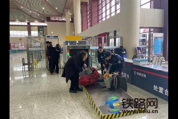 �䮔(d��ng)ɽ��܇վ�ɳ�����ѩ���� �����ÿ�ƽ������